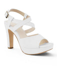 Vista diagonal de zapatilla blanca para mujer de diseño descubierto con tacón alto de 12cm y pulsera ajustable