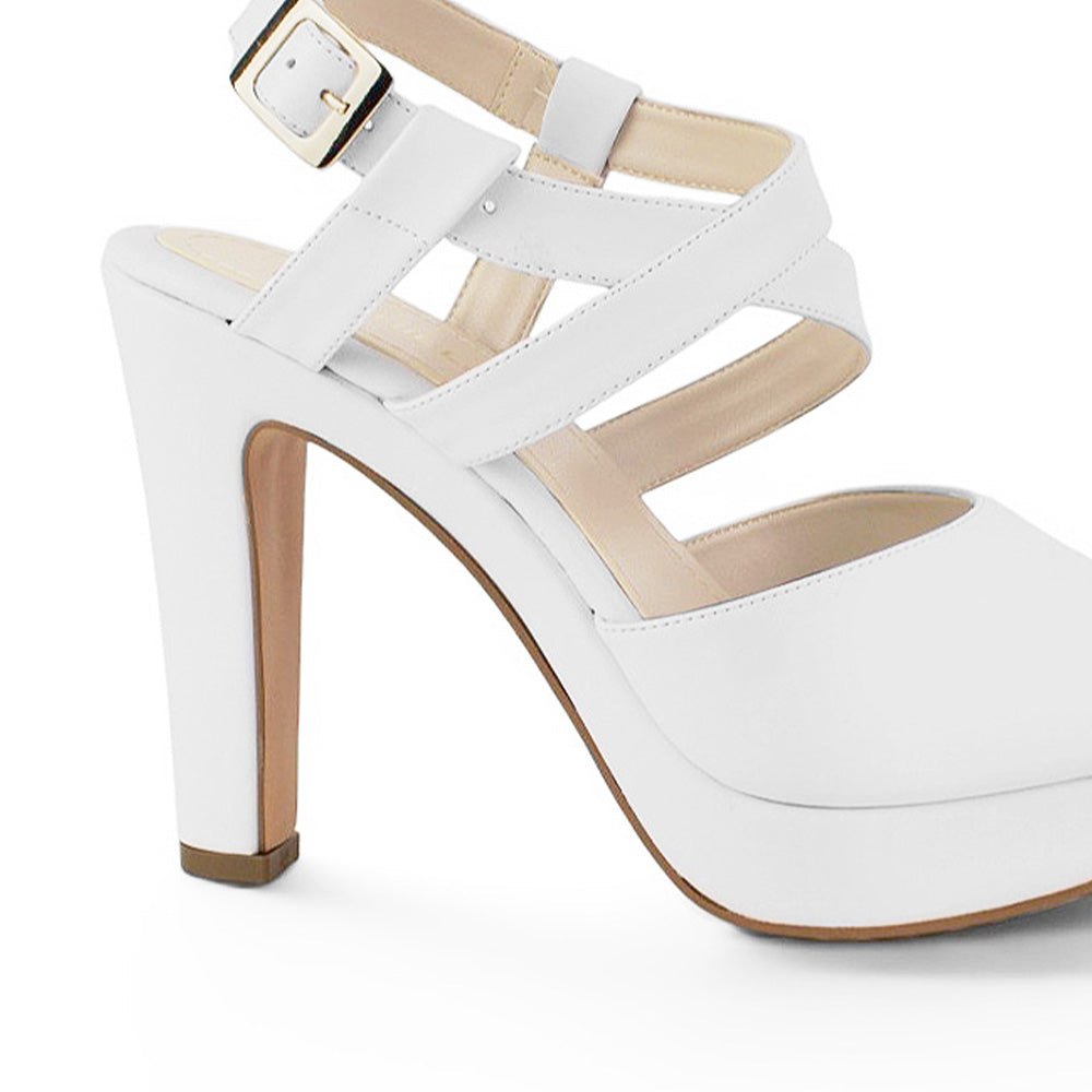 Vista trasera de tacón alto delgado de 12cm en zapatilla blanca para mujer con pulsera ajustable 