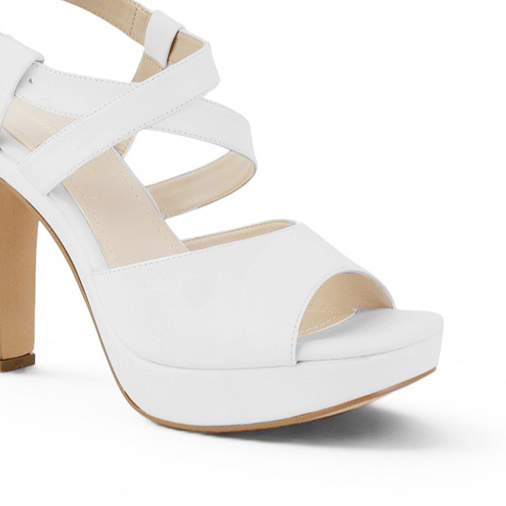 Vista a detalle de zapatilla de diseño descubierto para mujer con pulsera ajustable y tacón alto delgado de 12cm en color blanco