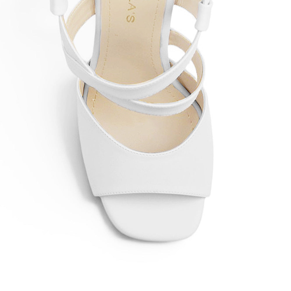 Vista de material cabra sintético en zapatilla blanca de diseño descubierto con pulsera ajustable y tacón delgado de 12cm