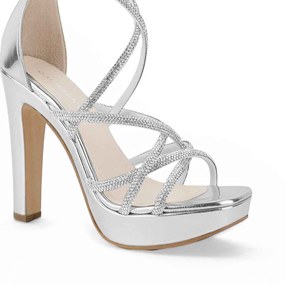 Detalle del material sintético en la zapatilla plateada de plataforma para fiesta con pedrería y tacón alto 11 cm