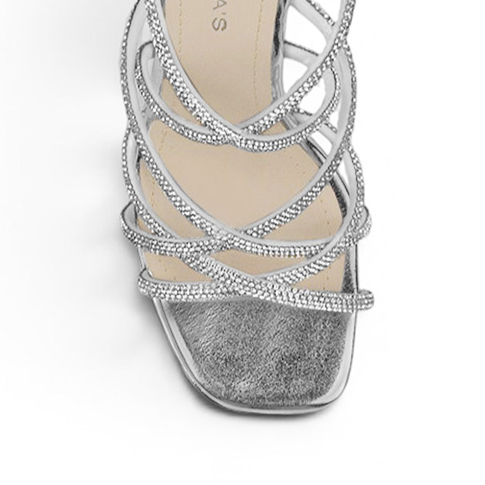 Vista del detalle de pedrería en la zapatilla plateada para fiesta con plataforma y tacón alto 11 cm para dama 