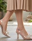 Zapatillas nude destalonadas para mujer transparentes con moño de pedrería y tacón delgado de 9cm 