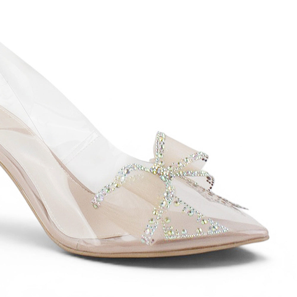 Vista a detalle de moño con pedrería en punta fina cerrada de zapatilla nude transparente para mujer 