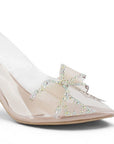 Vista a detalle de moño con pedrería en punta fina cerrada de zapatilla nude transparente para mujer 