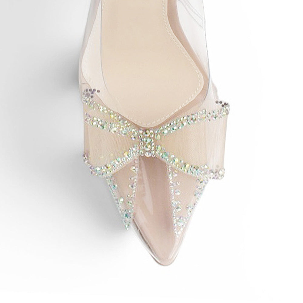 Vista de material charol en zapatilla nude transparente tipo stiletto con moño en la punta para mujer con tacón medio de 9cm