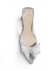 Vista superior de zapatilla plateada transparente para mujer con punta fina cerrada y moño de pedrería 
