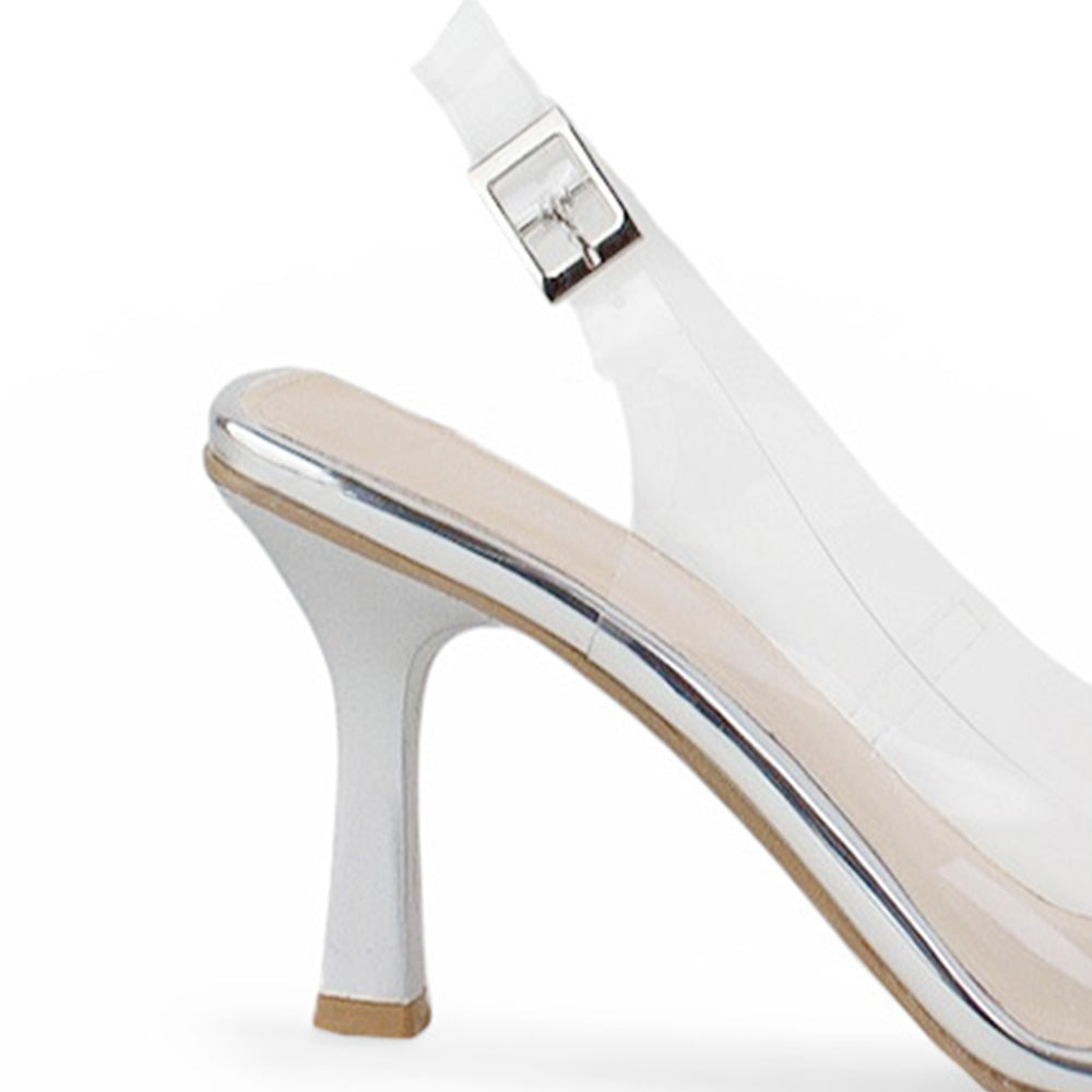 Vista trasera de tacón medio de 9cm en zapatilla plateada tipo stiletto con correa ajustable al tobillo destalonada