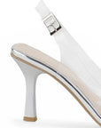 Vista trasera de tacón medio de 9cm en zapatilla plateada tipo stiletto con correa ajustable al tobillo destalonada
