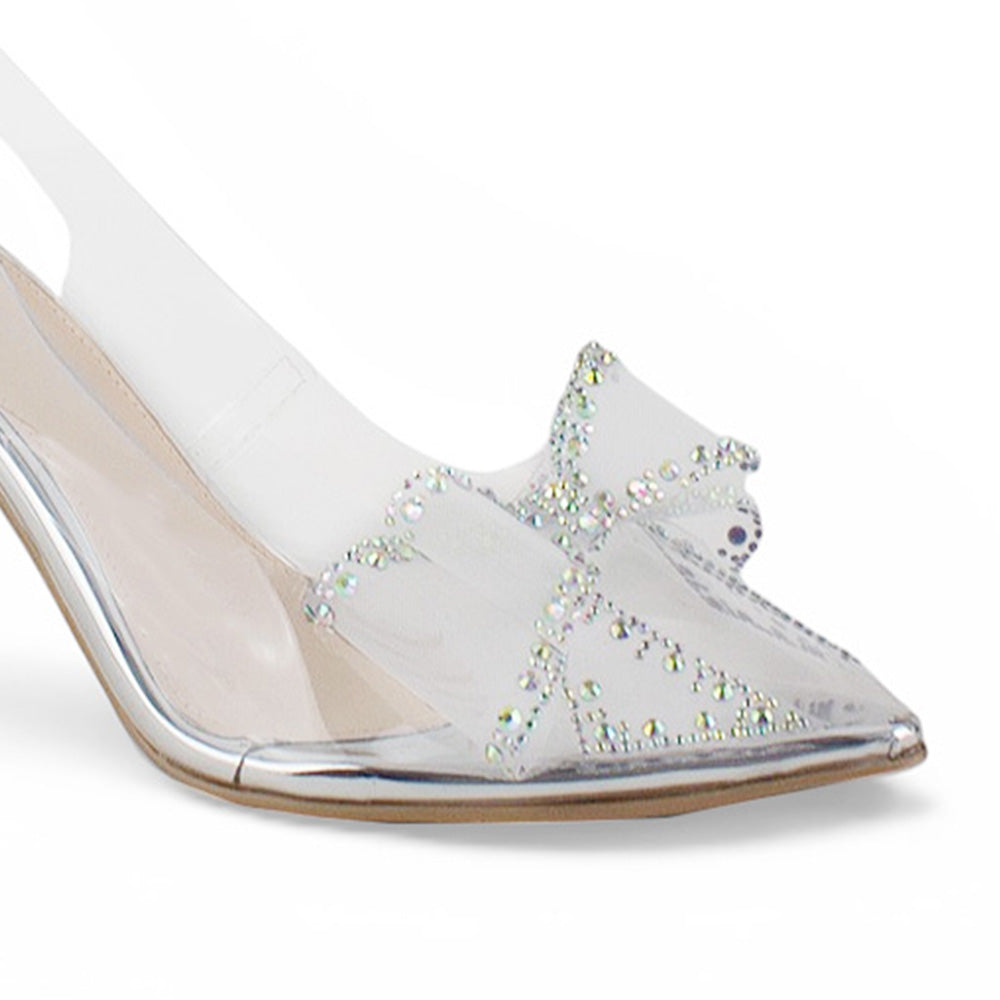 Vista a detalle de moño con pedrería en punta fina cerrada de zapatilla plateada transparente para mujer 