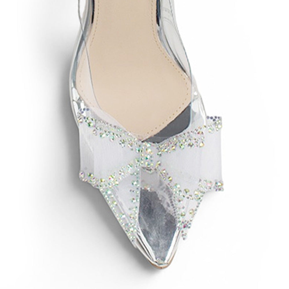 Vista de material charol en zapatilla plateada transparente tipo stiletto con moño en la punta para mujer con tacón medio de 9cm