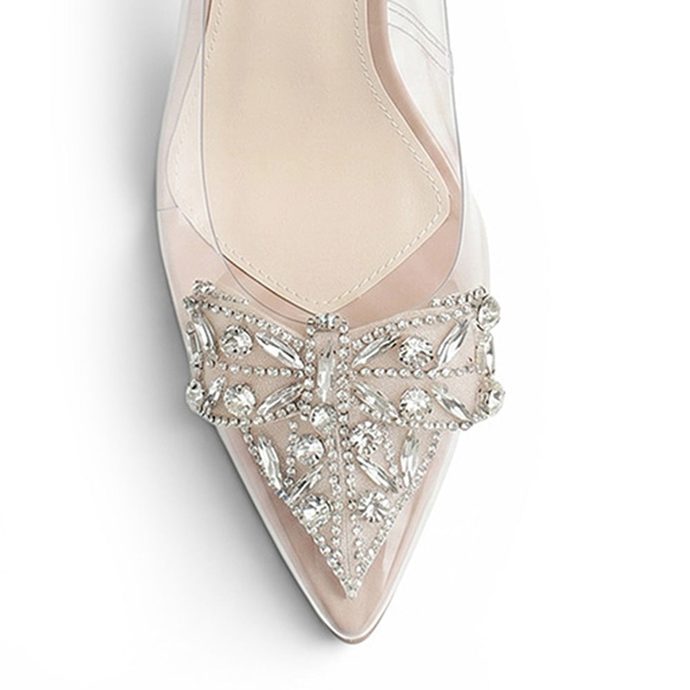 Vista de material charol en zapatilla transparente destalonada para mujer con pedreria en punta fina tipo stiletto y tacón delgado de 9cm en color nude 