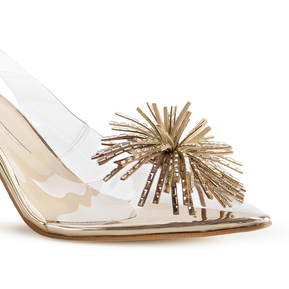 Vista a detalle de pedrería en punta fina de zapatilla dorada para mujer tipo stiletto con tacón de 9cm