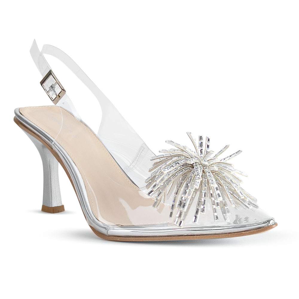 Vista diagonal de zapatilla plateada destalonada para mujer con pedrería en punta fina con tacón delgado de 9cm tipo stiletto