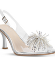 Vista diagonal de zapatilla plateada destalonada para mujer con pedrería en punta fina con tacón delgado de 9cm tipo stiletto