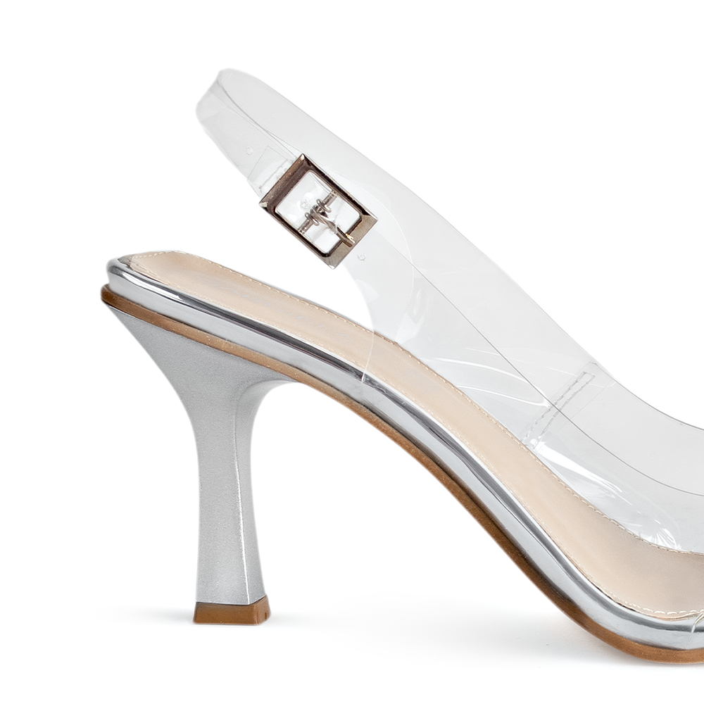Vista trasera de tacón delgado de 9cm en zapatilla plateada destalonada transparente para mujer con pulsera ajustable al tobillo