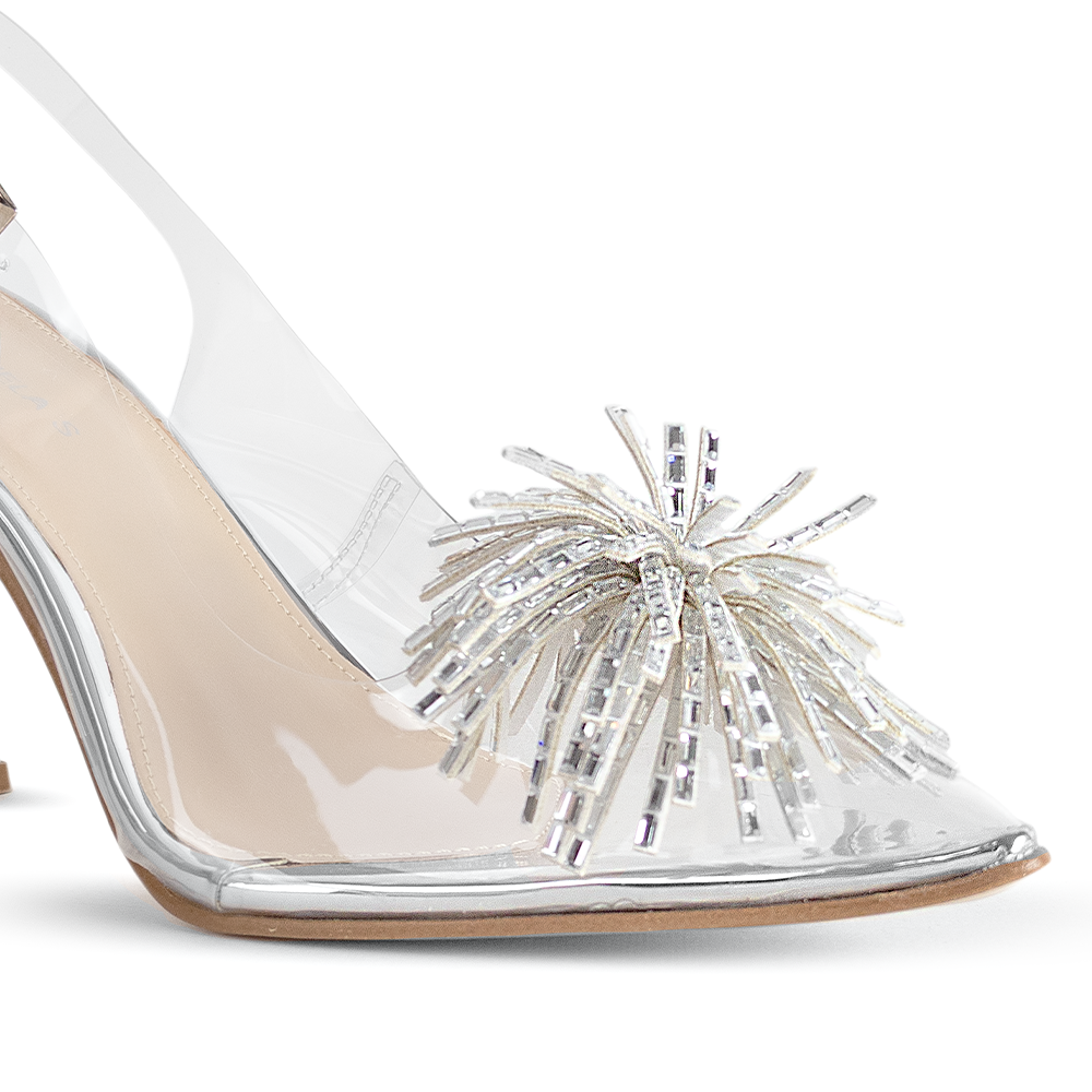 Vista a detalle de pedrería en punta fina de zapatilla plateada para mujer tipo stiletto con tacón de 9cm