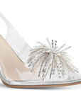 Vista a detalle de pedrería en punta fina de zapatilla plateada para mujer tipo stiletto con tacón de 9cm