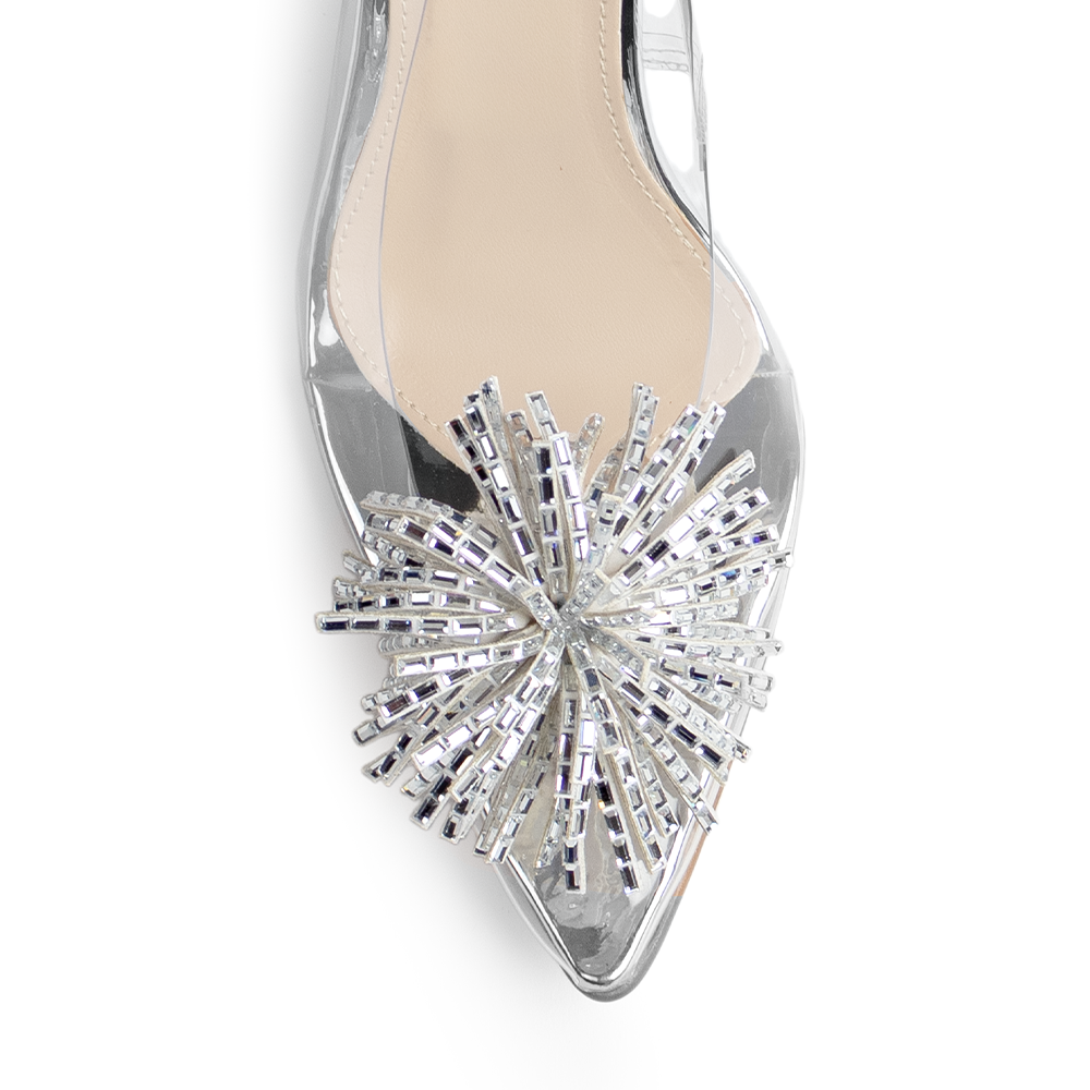 Vista de material sintético en zapatilla plateada transparente destalonada para mujer con pedrería en punta fina tipo stiletto y tacón delgado de 9cm 