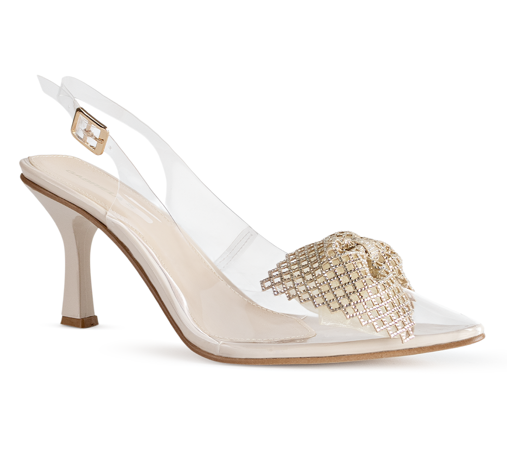 Vista diagonal de zapatilla beige destalonada para mujer con pedrería en forma de moño en punta fina con tacón delgado de 9cm tipo stiletto