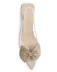 Vista superior de zapatilla beige destalonada transparente para mujer con pedrería sobre punta fina de diseño transparente