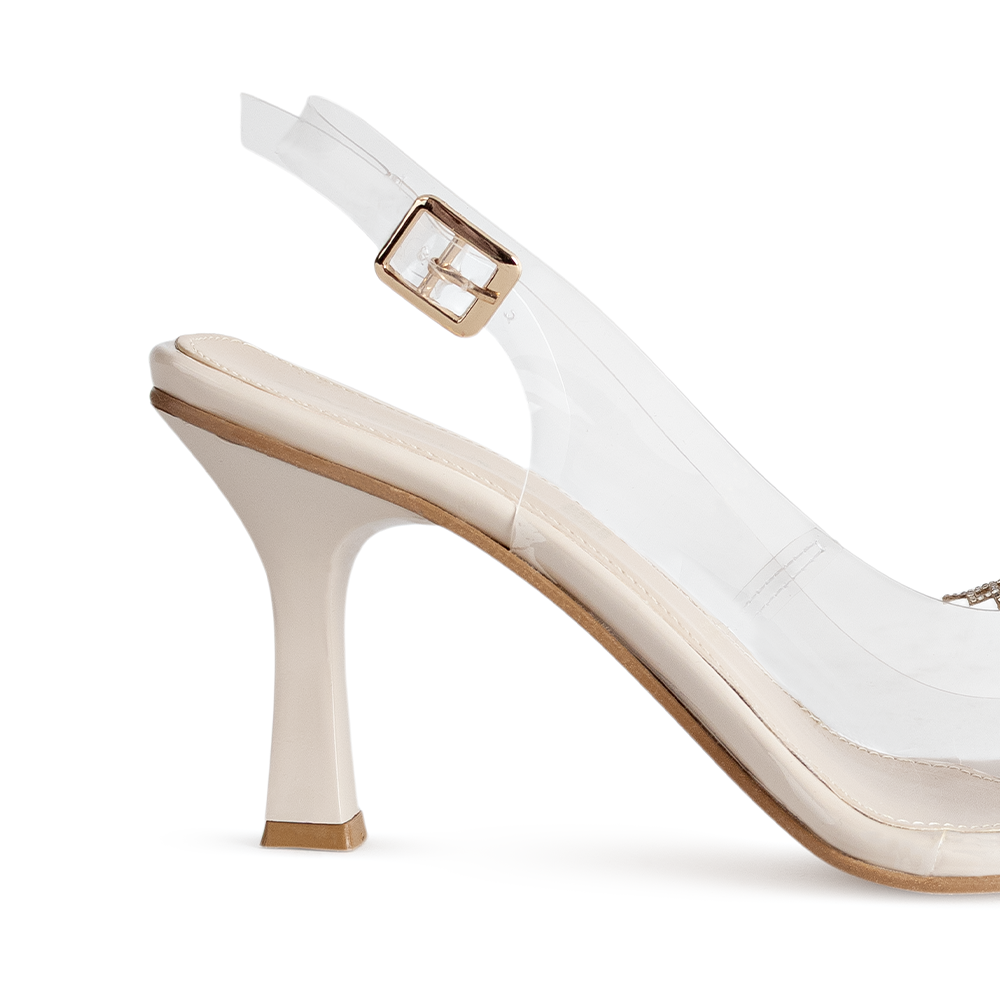 Vista trasera de tacón delgado de 9cm en zapatilla beige destalonada transparente para mujer con pulsera ajustable al tobillo