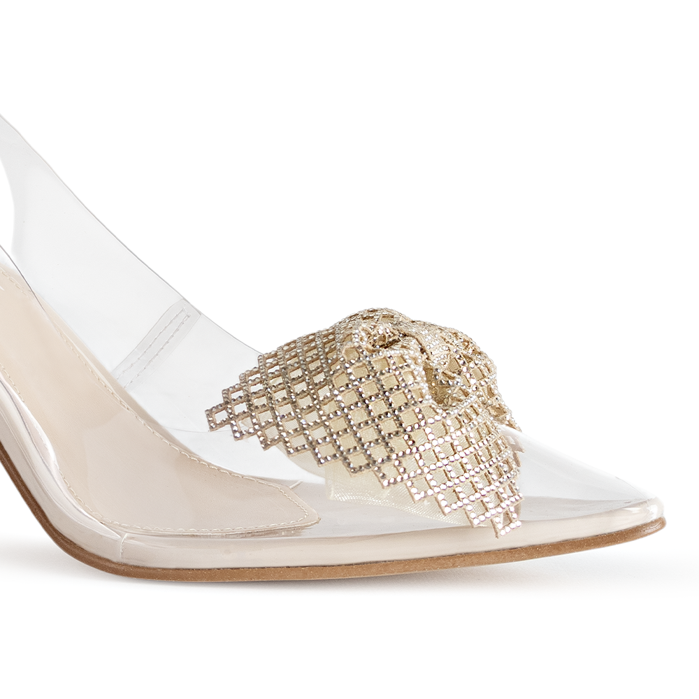 Vista a detalle de pedrería en punta fina de zapatilla beige para mujer tipo stiletto con tacón de 9cm
