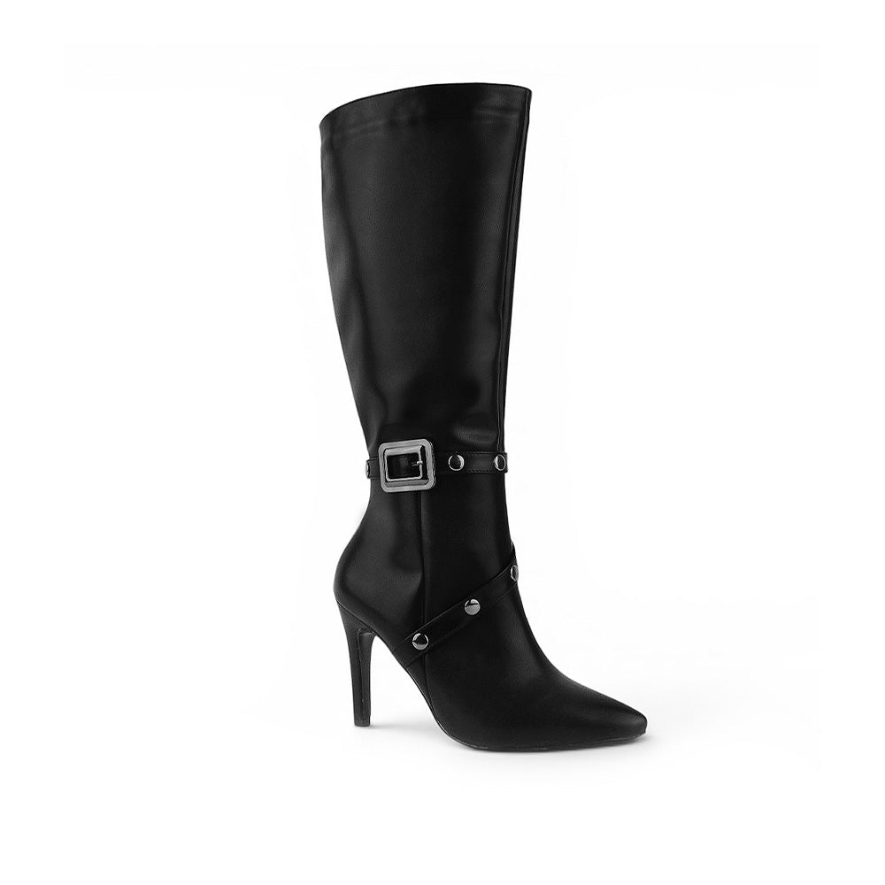 Vista diagonal de bota negra para dama con tacón medio 10cm detalles metálicos y punta fina