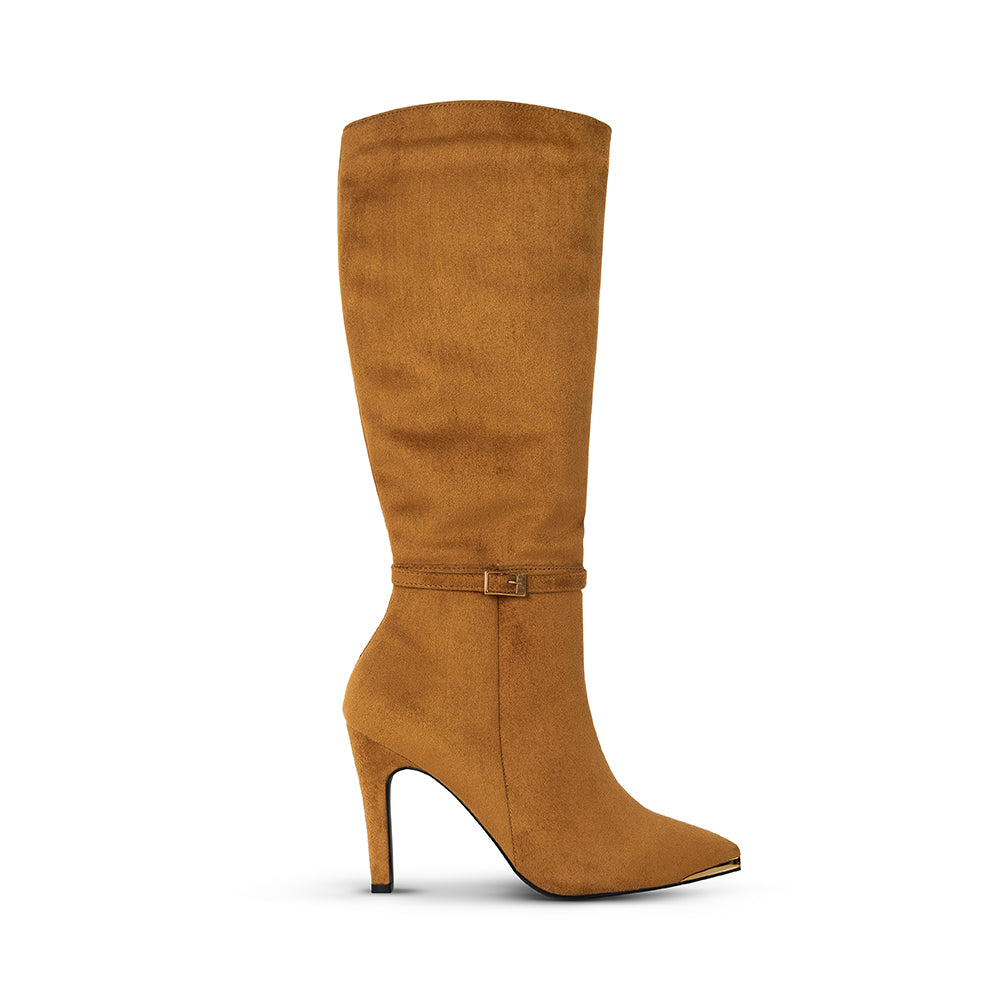 Vista lateral de bota café con punta fina, detalles metálicos y tacón medio 10cm para dama