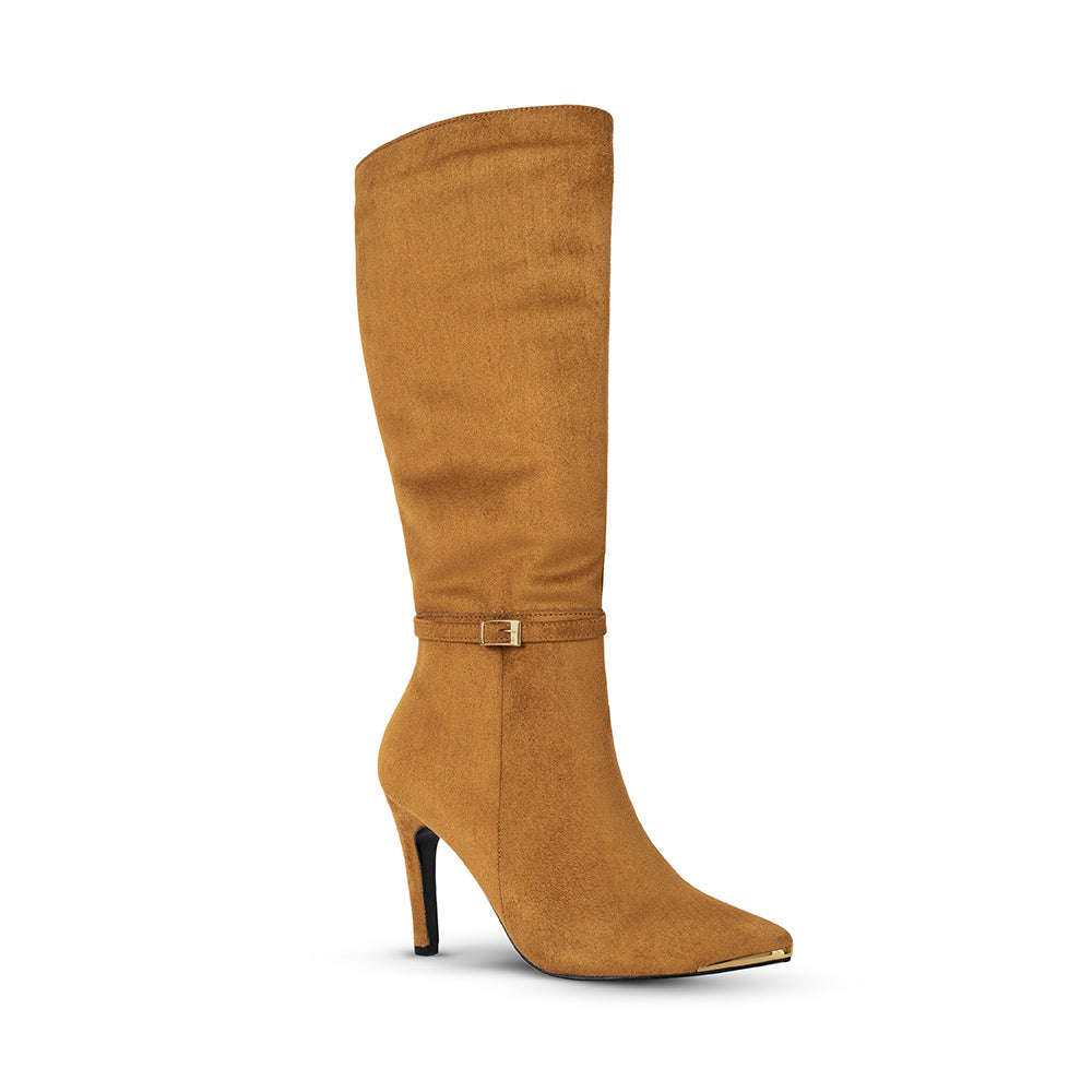 Vista diagonal de bota café para dama con tacón medio 10cm detalles metálicos y punta fina