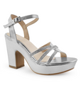 Vista diagonal de zapatilla plateada
para mujer de plataforma con tacón ancho medio de 10cm tiras cruzadas con pedrería y pulsera ajustable 