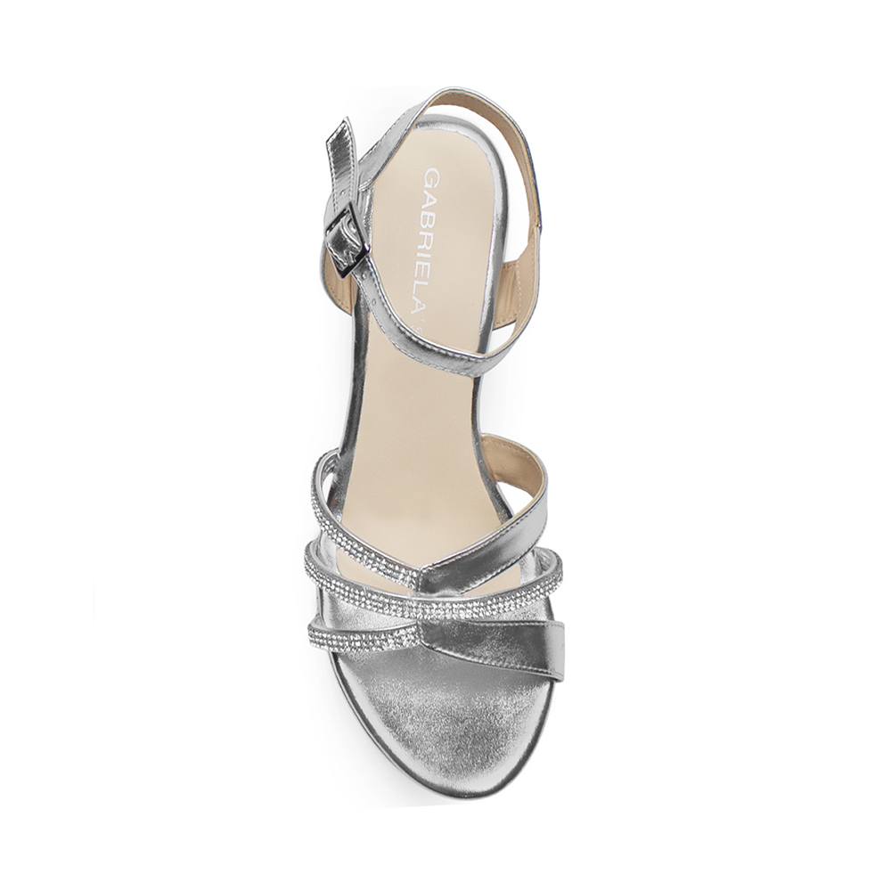 Vista superior de zapatilla de diseño descubierto para mujer con tiras de pedrería y pulsera ajustable color plateado 