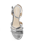 Vista superior de zapatilla de diseño descubierto para mujer con tiras de pedrería y pulsera ajustable color plateado 