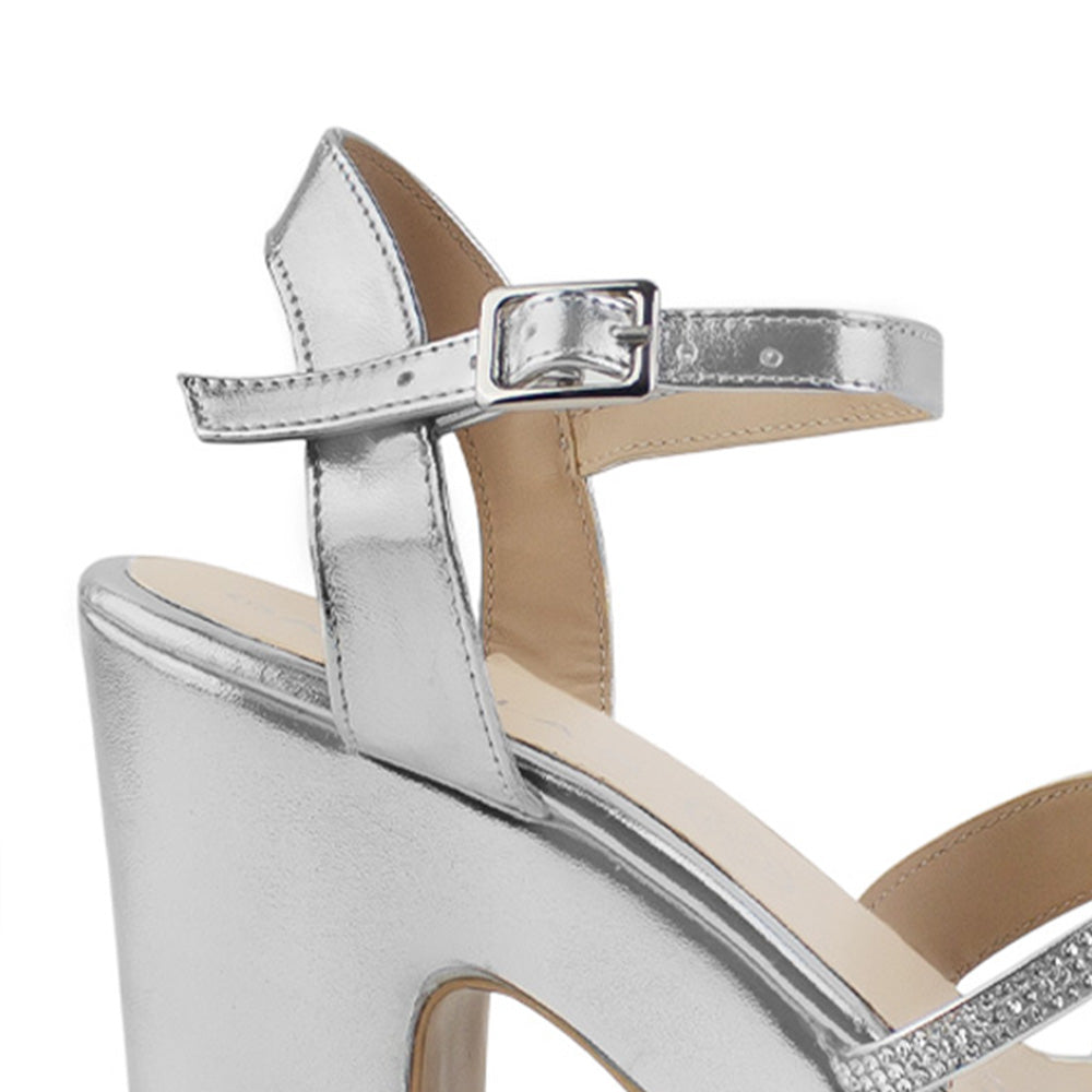 Vista trasera de tacón ancho medio de 10cm en zapatilla plateada para mujer con tiras de pedrería plataforma y pulsera ajustable 