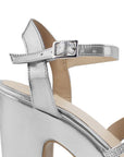 Vista trasera de tacón ancho medio de 10cm en zapatilla plateada para mujer con tiras de pedrería plataforma y pulsera ajustable 