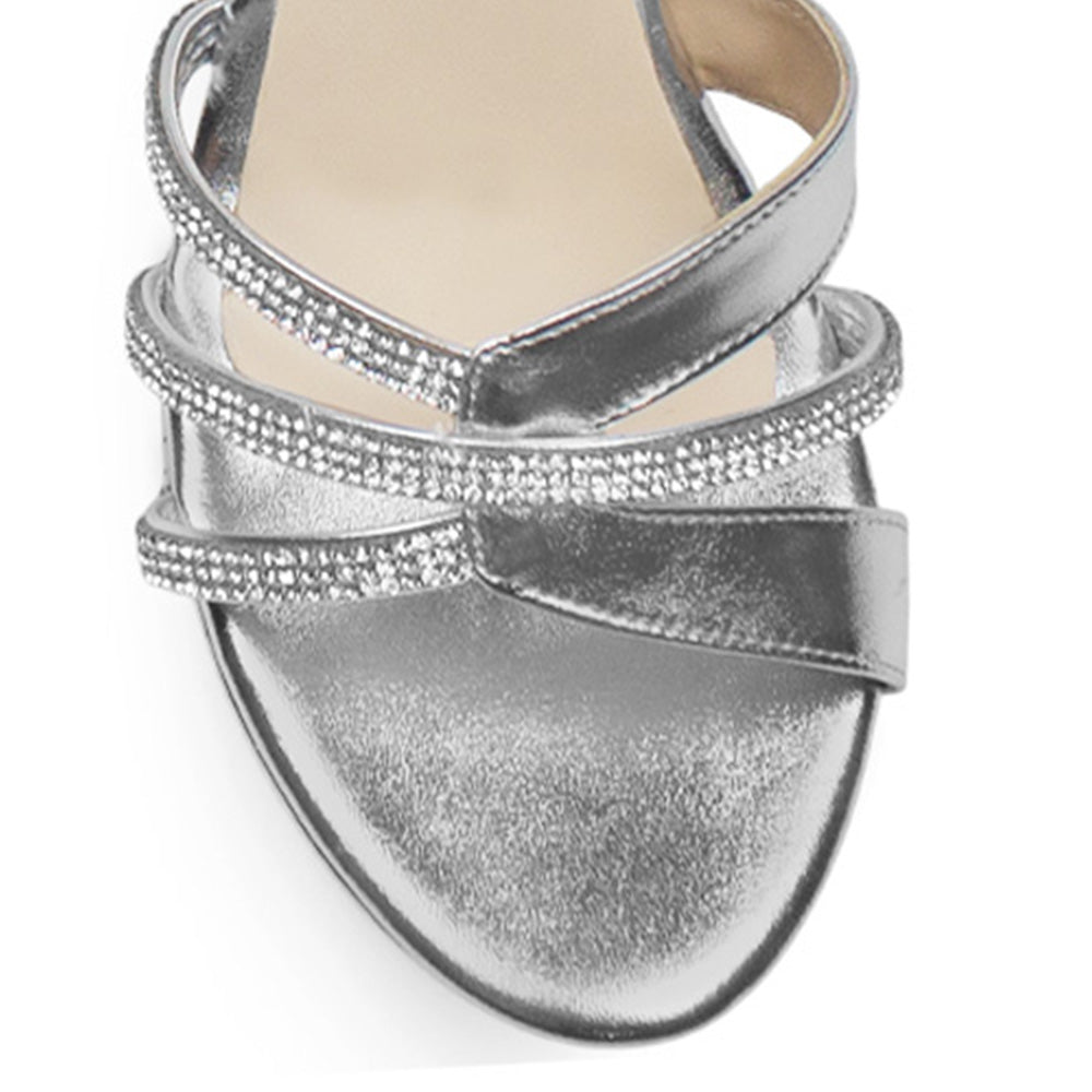 Vista de material sintético en zapatilla plateada de plataforma para mujer con tiras de pedrería tacón ancho de 10cm y pulsera ajustable 