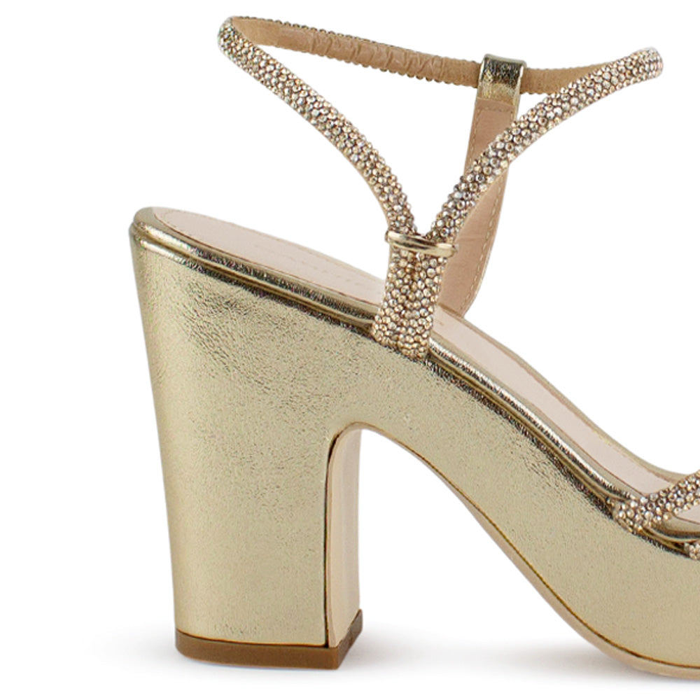 vista trasera del tacón medio 10 cm de las zapatillas oro para dama con tiras de pedrería 