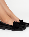 Mocasines negros de piso para mujer con moño elegante y punta redonda de meter