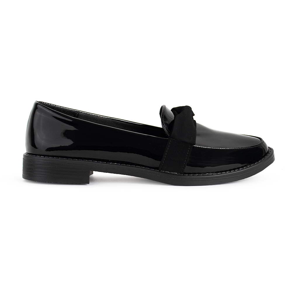 Vista lateral de mocasín negro de meter para mujer con moño decorativo en empeine de piso