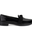 Vista lateral de mocasín negro de meter para mujer con moño decorativo en empeine de piso