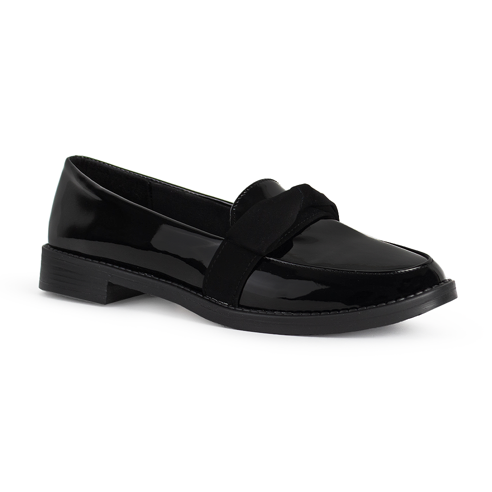 Vista diagonal de mocasín negro para mujer con moño decorativo y punta redonda de piso