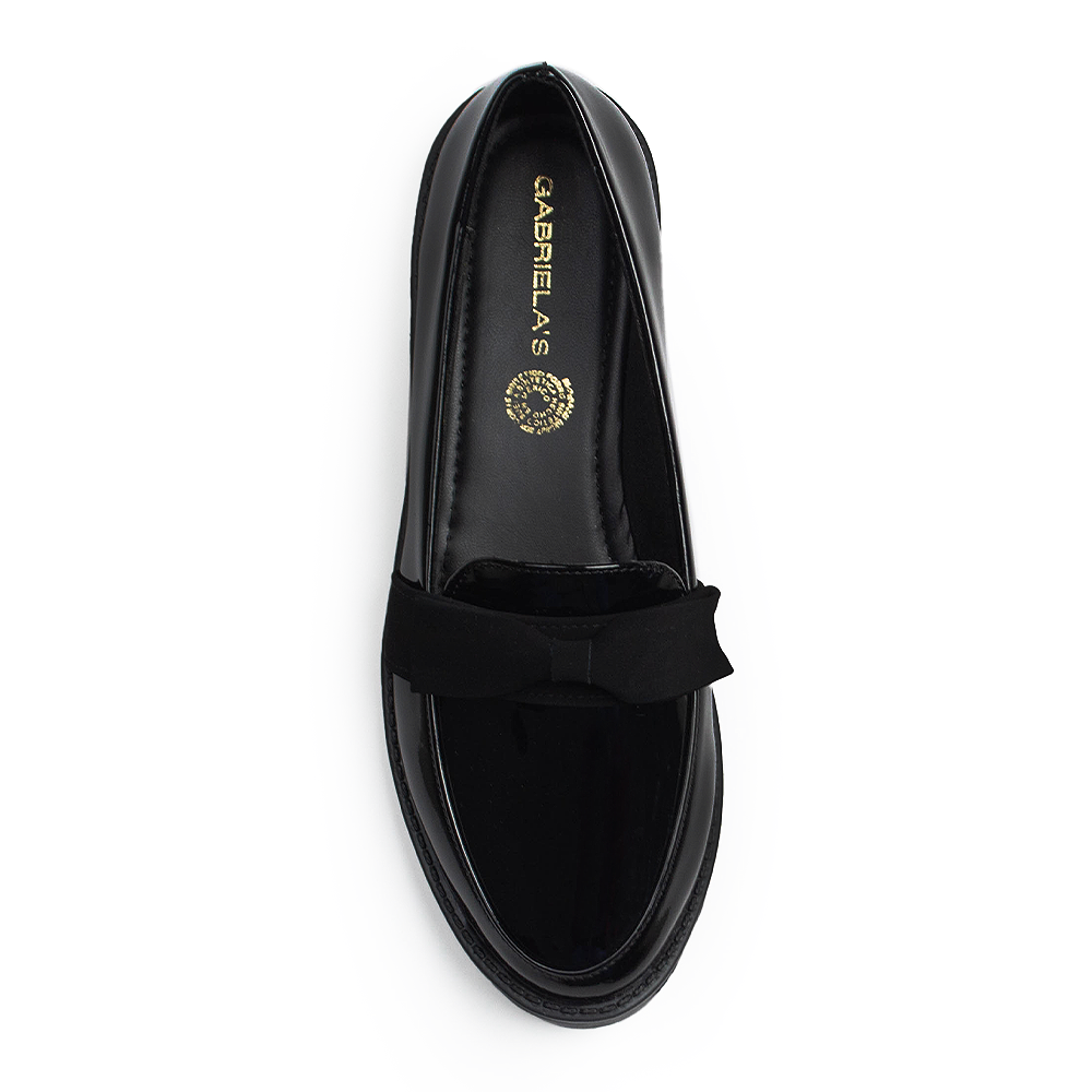 Vista superior de mocasín negro de meter para mujer con moño decorativo en empeine 