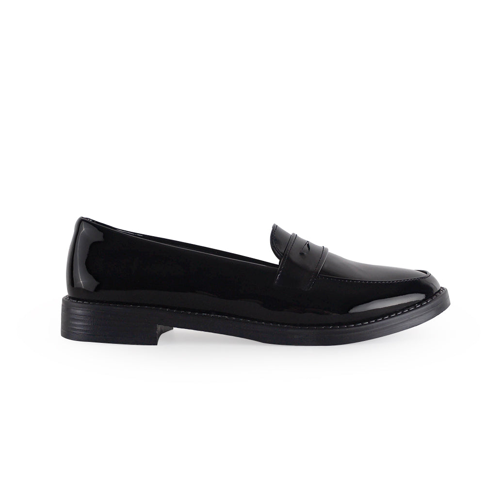 Vista lateral del mocasín negro de charol con antifaz decorativo y tacón bajo 3cm para dama 