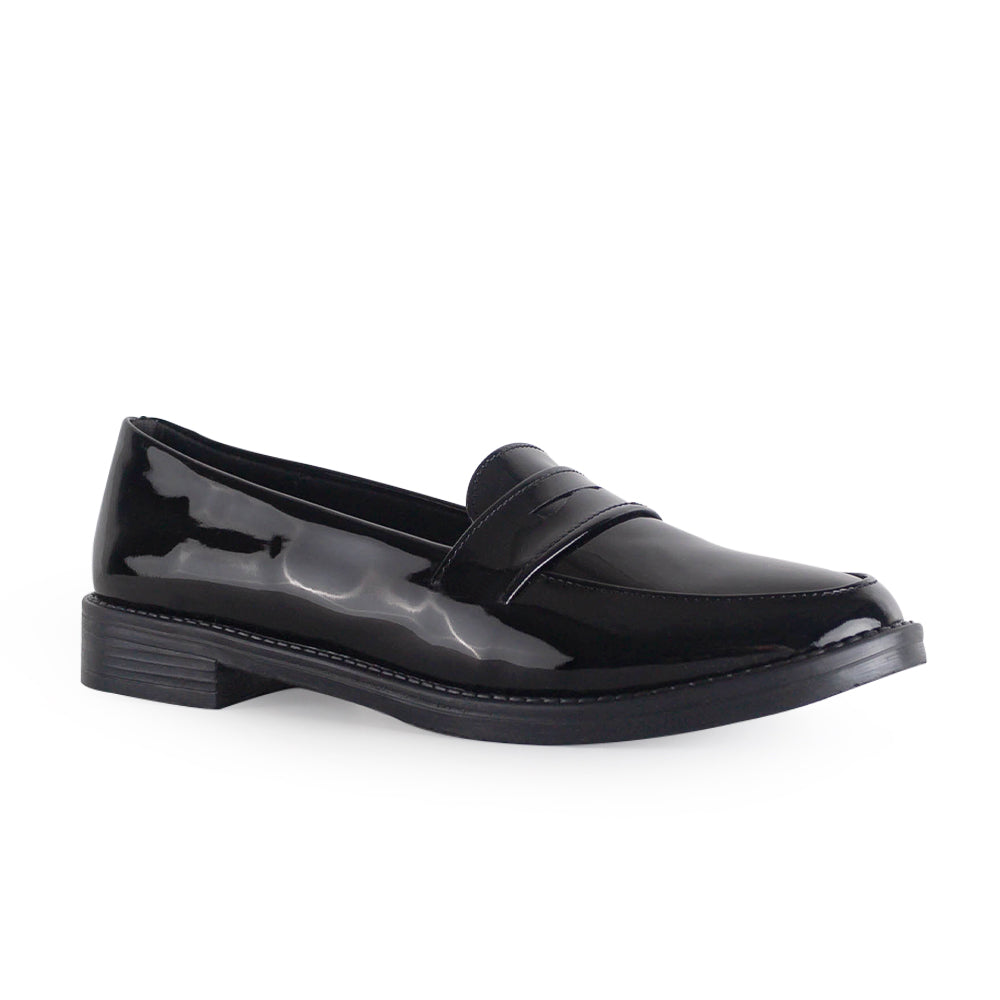Vista diagonal del mocasín negro de charol para dama con tacón bajo 3cm y antifaz decorativo 