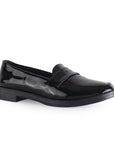 Vista diagonal del mocasín negro de charol para dama con tacón bajo 3cm y antifaz decorativo 