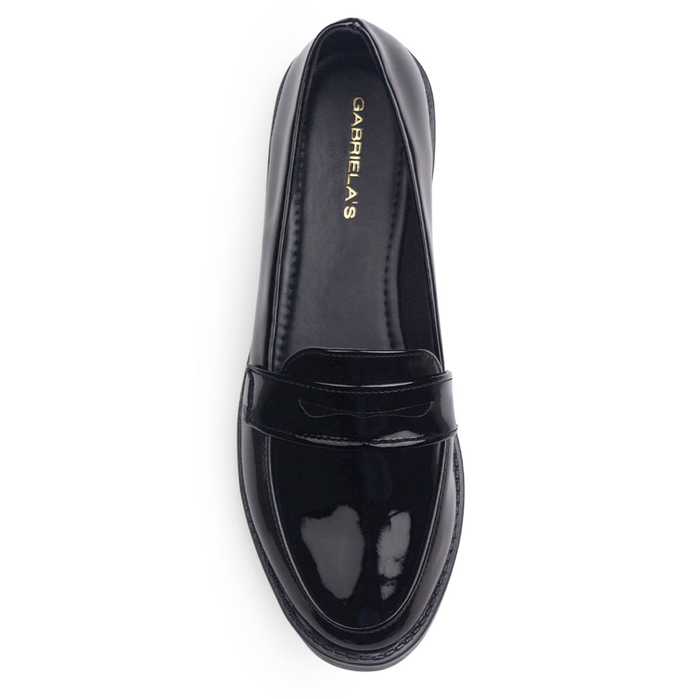 Vista superior del mocasín negro de charol con antifaz decorativo para dama y tacón bajo 3 cm 