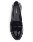 Vista superior del mocasín negro de charol con antifaz decorativo para dama y tacón bajo 3 cm 