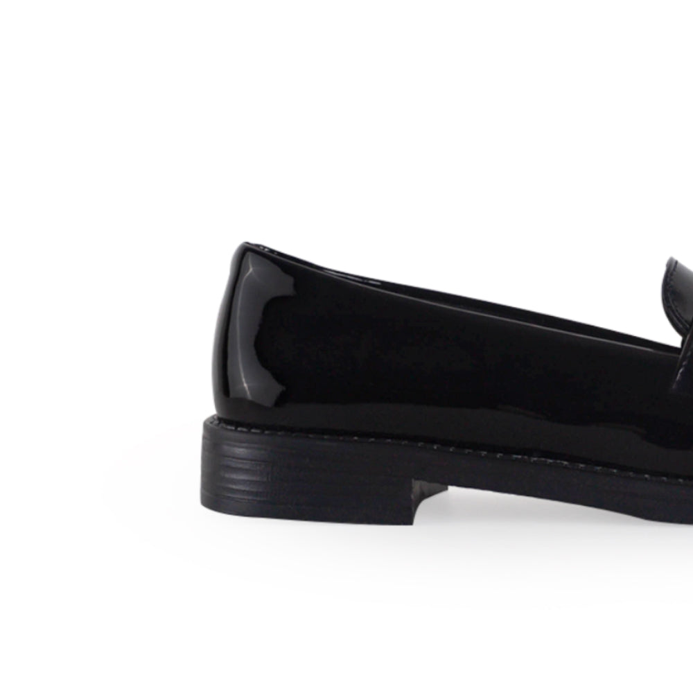 Vista trasera del tacón bajo 3cm en el mocasín negro de charol con antifaz decorativo para dama 