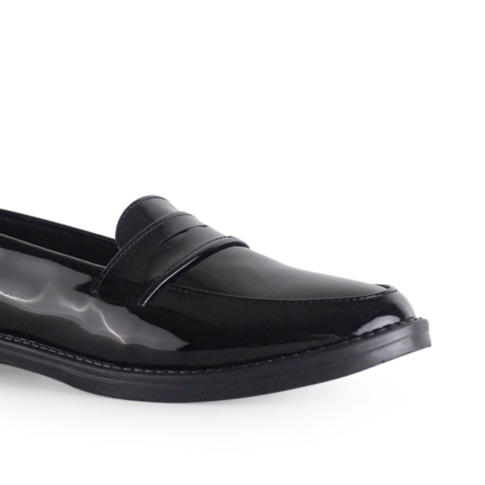Detalle del material charol en el mocasín negro para dama con antifaz decorativo y tacón bajo 3cm 
