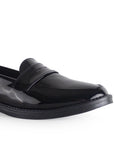 Detalle del material charol en el mocasín negro para dama con antifaz decorativo y tacón bajo 3cm 